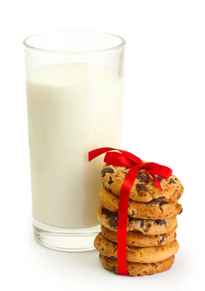 Szklankę mleka i czekolady chipy ciasteczka z czerwoną wstążką na białym tle — Zdjęcie stockowe