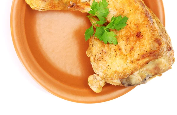 Pierna de pollo asado con perejil en el plato sobre fondo blanco de cerca — Foto de Stock