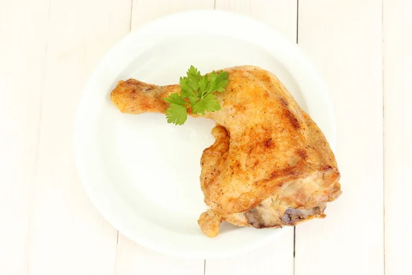 Coscia di pollo arrosto con prezzemolo nel piatto su fondo di legno bianco primo piano — Foto Stock