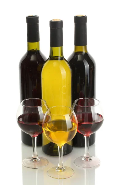 Bottiglie e calici di vino isolati su bianco — Foto Stock