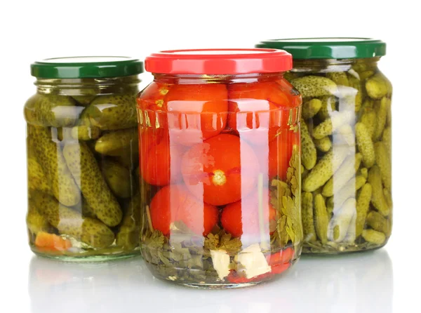 Kavanoz konserve sebzeler üzerinde beyaz izole — Stok fotoğraf