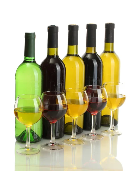 Botellas y copas de vino aisladas en blanco — Foto de Stock