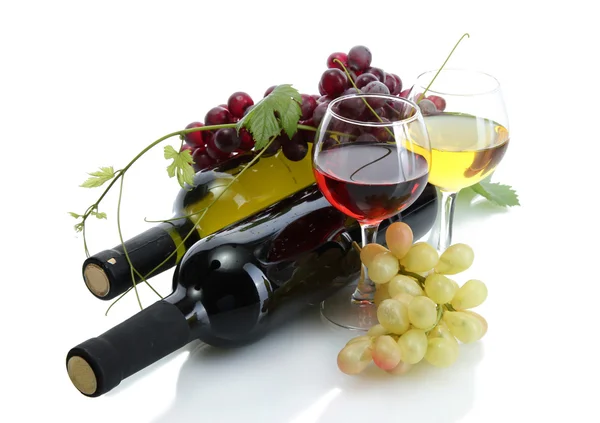 Bouteilles et verres de vin et raisins mûrs isolés sur blanc — Photo