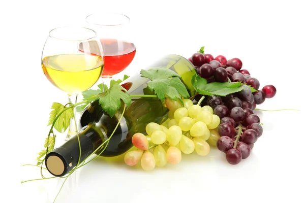 Fles en glazen wijn en rijpe druiven geïsoleerd op wit — Stockfoto