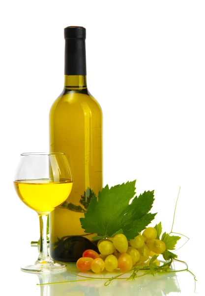 Butelki, kieliszek wina i dojrzałych winogron na białym tle — Zdjęcie stockowe