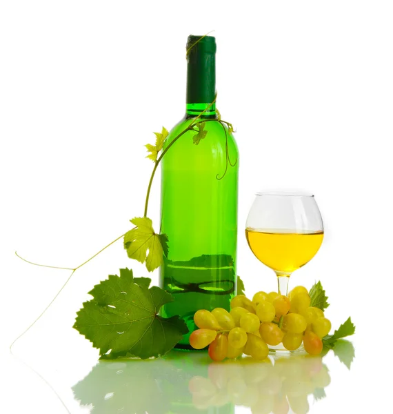 Пляшка, келих вина і стиглий виноград ізольовані на білому — стокове фото