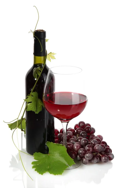 Bouteille, verre de vin et raisins mûrs isolé sur blanc — Photo
