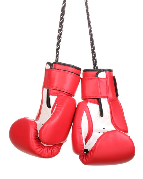 Czerwone Rękawice bokserskie wiszące na białym tle na biały — Zdjęcie stockowe