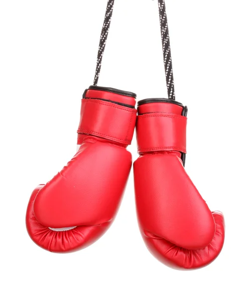 Rote Boxhandschuhe hängen isoliert auf weißem Grund — Stockfoto
