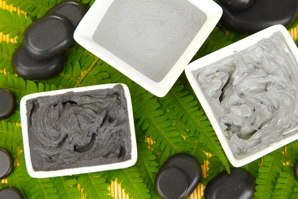Argila cosmética para tratamentos de spa em fundo de palha close-up — Fotografia de Stock
