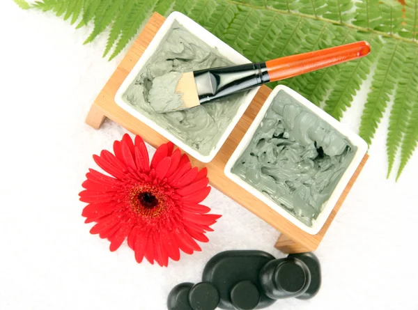 Kosmetik-Ton für Wellness-Behandlungen auf weißem Hintergrund Nahaufnahme — Stockfoto