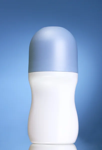 Deodorante su fondo blu — Foto Stock