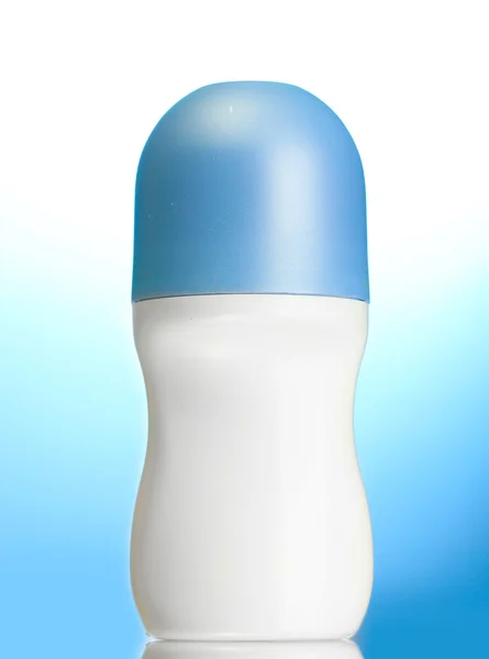 Deodorant på blå bakgrunn – stockfoto