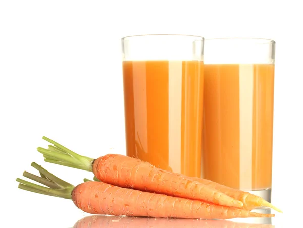 Vasos de jugo de zanahoria y zanahorias frescas aisladas en blanco — Foto de Stock