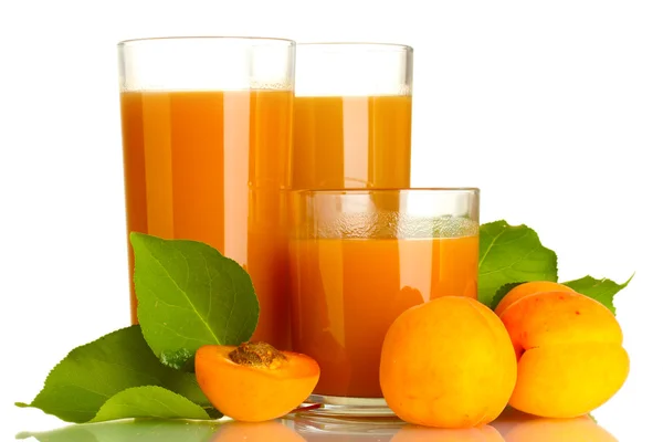 Три стакана абрикосового сока и абрикосы с листом, изолированным на белом — стоковое фото