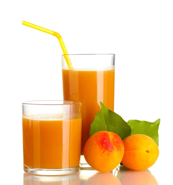 Twee glazen van abrikoos SAP en abrikozen met blad geïsoleerd op wit — Stockfoto