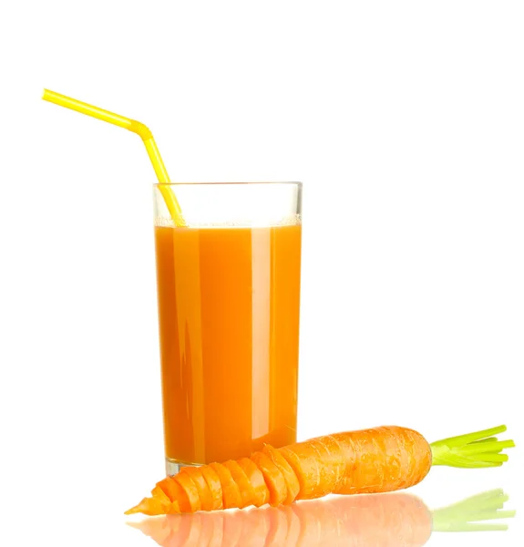 Vidro de suco de cenoura e cenoura fresca isolada em branco — Fotografia de Stock