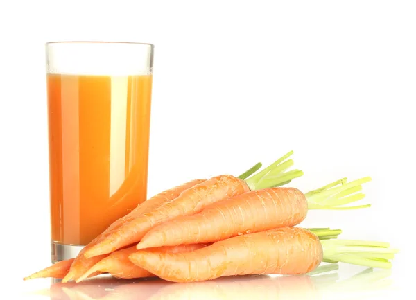 Bicchiere di succo di carota e carote fresche isolato su bianco — Foto Stock