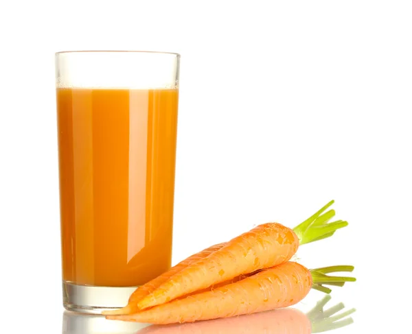 Ποτήρι χυμό καρότο και φρέσκα καρότα που απομονώνονται σε λευκό — Φωτογραφία Αρχείου