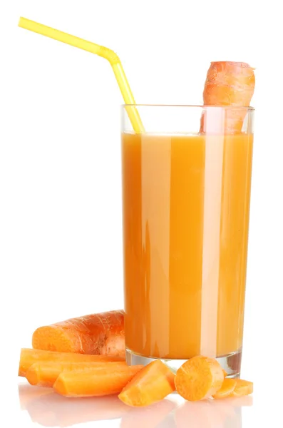 Vidro de suco de cenoura e cenoura fresca isolada em branco — Fotografia de Stock