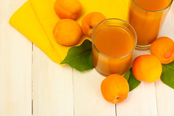 杏汁、 新鲜杏白色的木桌上的眼镜 — 图库照片