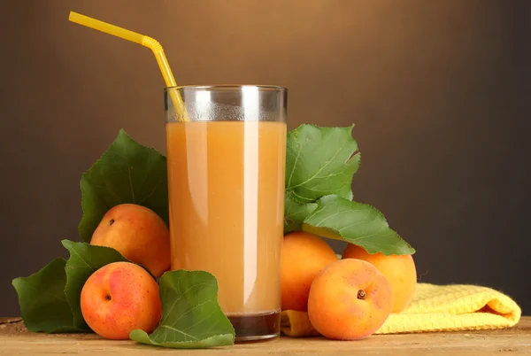 杯棕色背景上的木桌上的杏汁 — 图库照片
