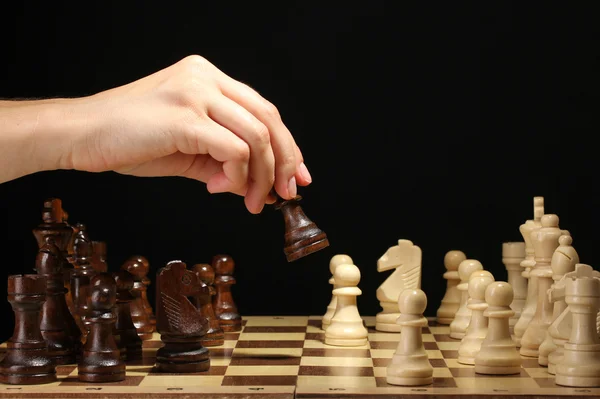 블랙에 고립 된 체스 조각 가진 체스 보드 — 스톡 사진