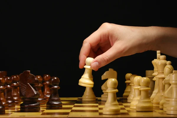 Шахматная доска с шахматными фигурами — стоковое фото
