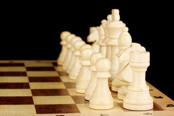 Satranç tahtasının üzerine siyah izole satranç taşları ile — Stok fotoğraf
