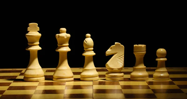 Tablero de ajedrez con piezas de ajedrez aisladas en negro —  Fotos de Stock