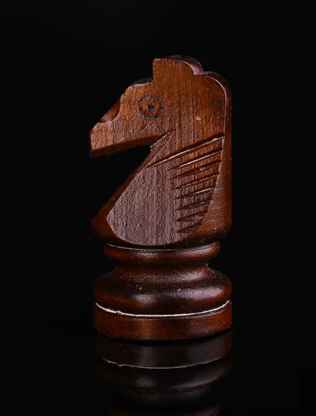 黒に分離されたチェス駒 — ストック写真