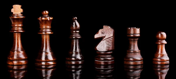 Piezas de ajedrez aisladas en negro —  Fotos de Stock