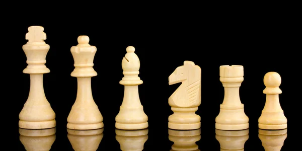 Шахові фігури ізольовані на чорному — стокове фото
