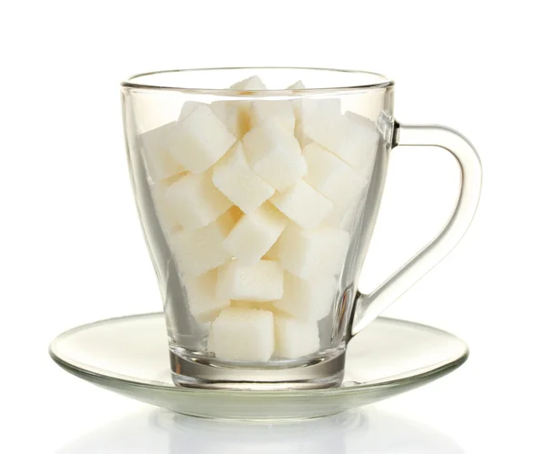 Azúcar refinada en taza de vidrio aislada sobre fondo blanco —  Fotos de Stock
