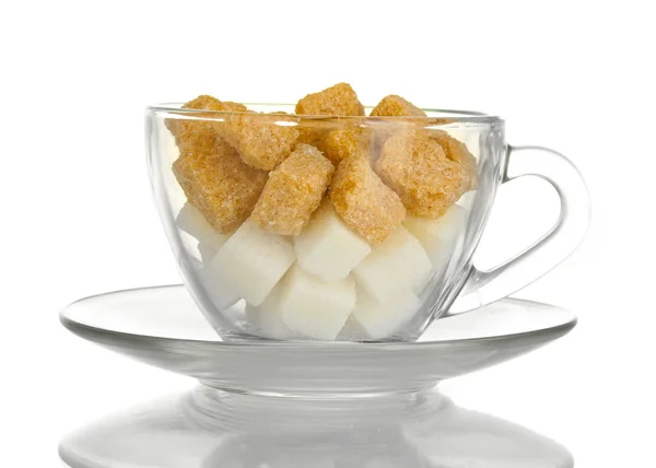 Weißer raffinierter Zucker und braune Rohrzuckerwürfel im Glasbecher isoliert auf weißer Basis — Stockfoto