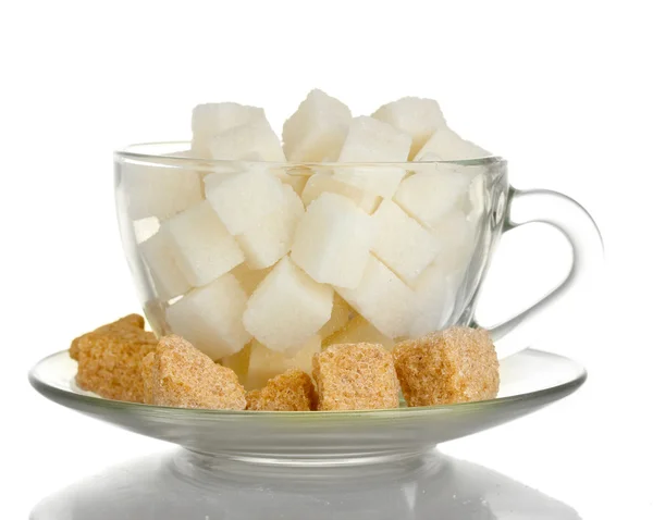 Zucchero bianco raffinato e grumo cubetti di zucchero di canna marrone in tazza di vetro isolato su bianco — Foto Stock