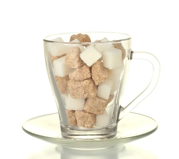 Zucchero bianco raffinato e grumo cubetti di zucchero di canna marrone in tazza di vetro isolato su bianco — Foto Stock