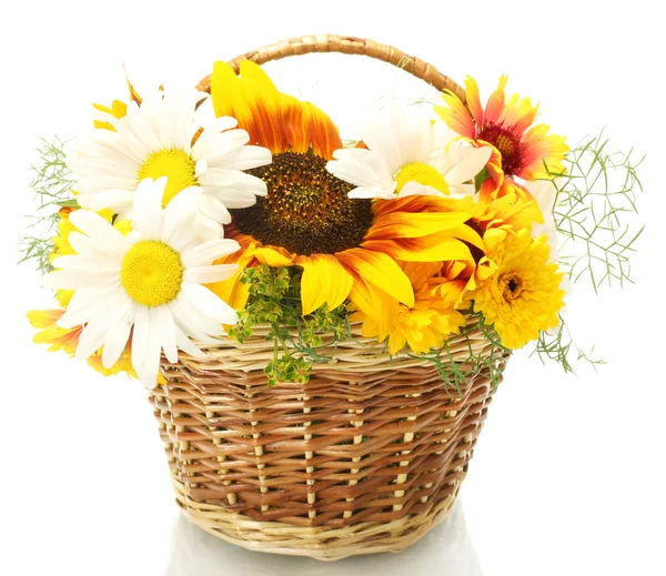 Hermoso ramo de flores silvestres brillantes en la cesta, aislado en blanco — Foto de Stock