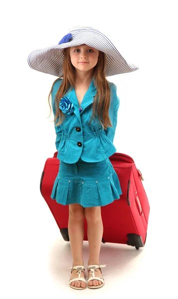 Porträtt av liten flicka med resefodral och hatt isolerad på vit — Stockfoto