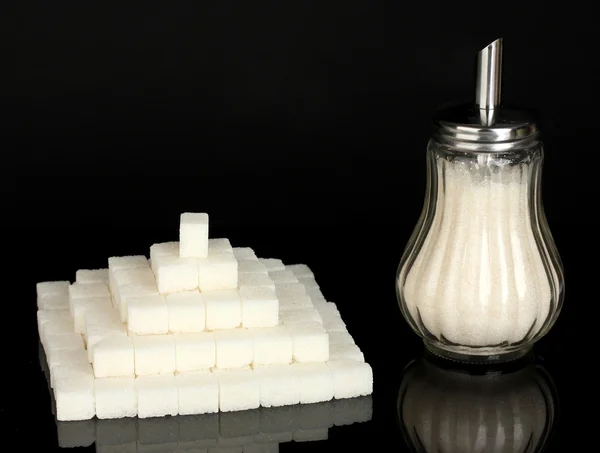 Zahăr rafinat în bol de zahăr din sticlă izolat pe negru — Fotografie, imagine de stoc