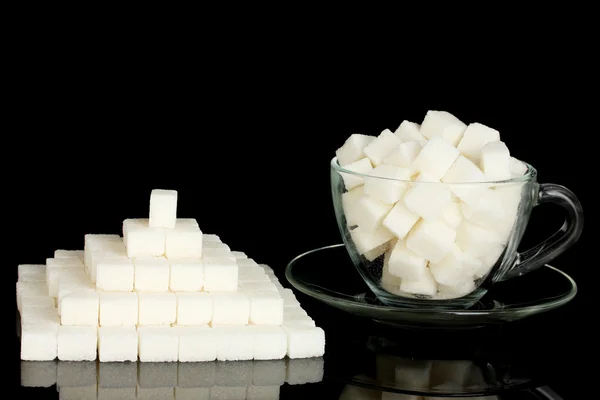 Raffinierter Zucker im Glasbecher isoliert auf schwarz — Stockfoto