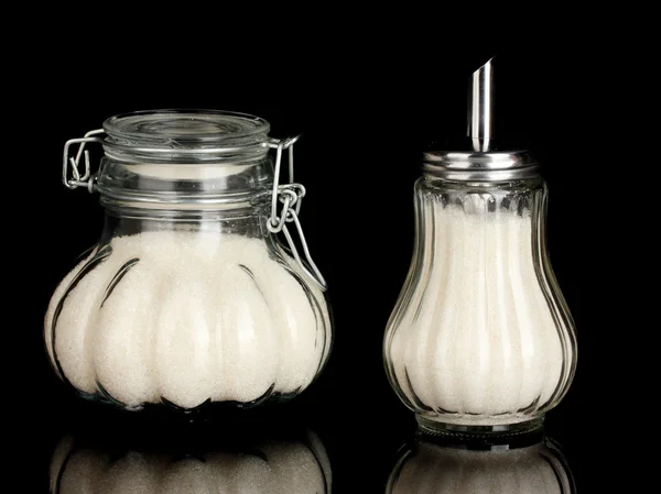 Taças de açúcar com açúcar cristal isolado em fundo preto close-up — Fotografia de Stock