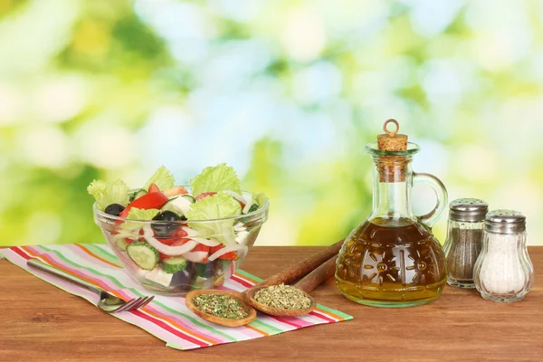 Leckerer griechischer Salat auf hellgrünem Hintergrund — Stockfoto