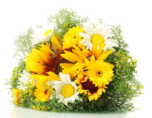 Mooi boeket van heldere wilde bloemen, geïsoleerd op wit — Stockfoto
