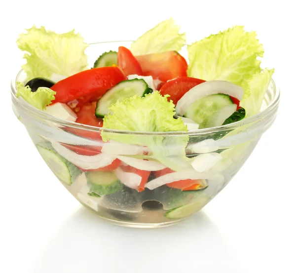 Savoureuse salade grecque isolée sur blanc — Photo