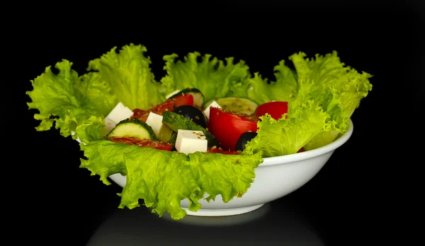 Salada grega saborosa isolada em preto — Fotografia de Stock
