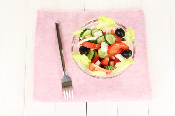 Lekkere Griekse salade op witte houten achtergrond — Stockfoto