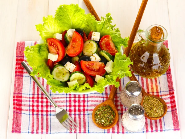 Lekkere Griekse salade met kruiden op witte houten achtergrond close-up — Stockfoto