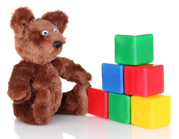 Сидяча іграшка ведмедя і кубики кольору ізольовані на білому — стокове фото