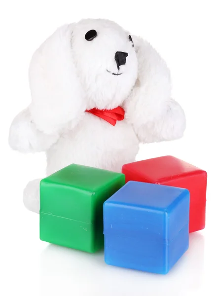 Sitzendes Hasenspielzeug und Farbwürfel isoliert auf weiß — Stockfoto